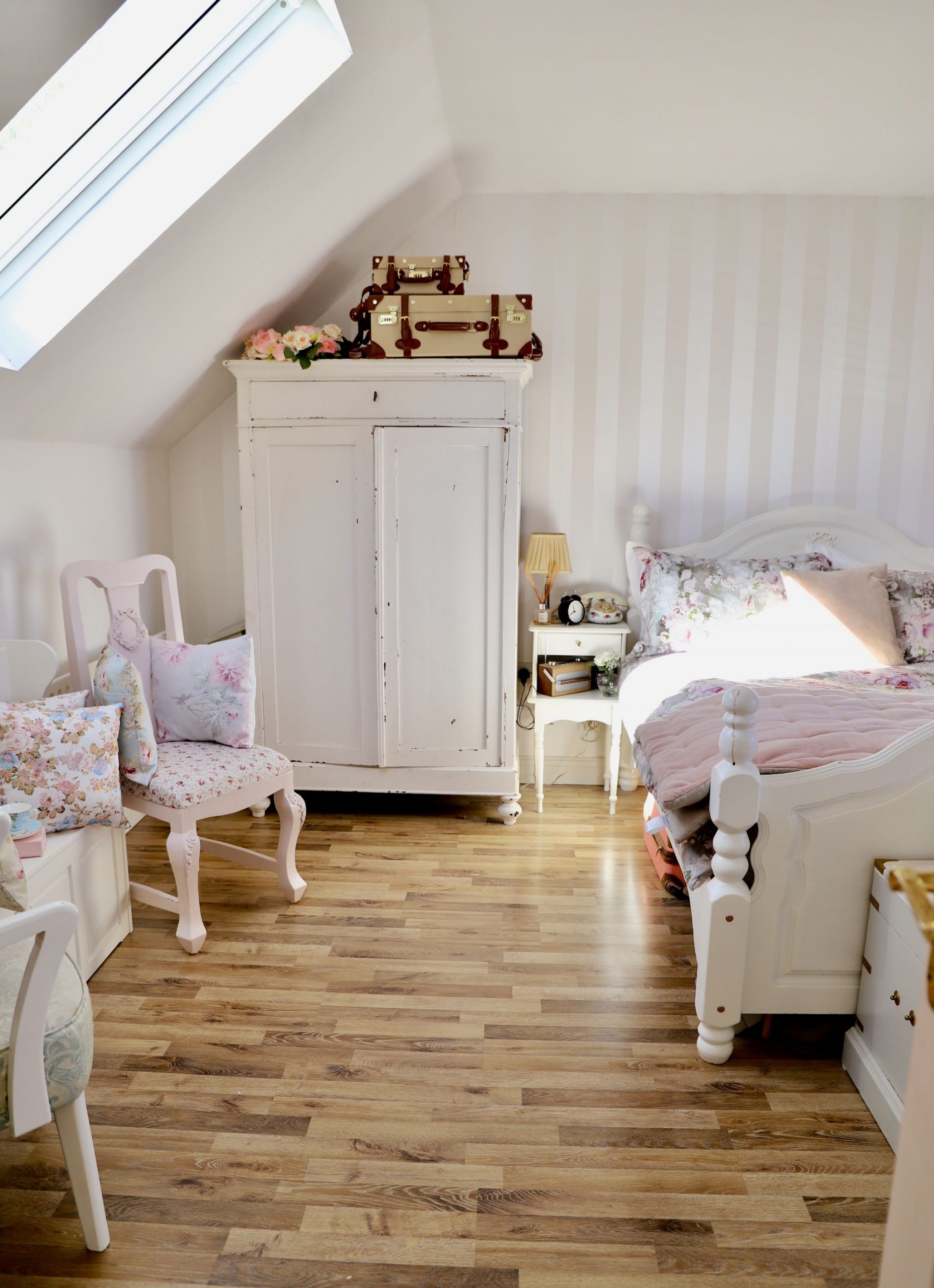 Master bedroom cottage style decor