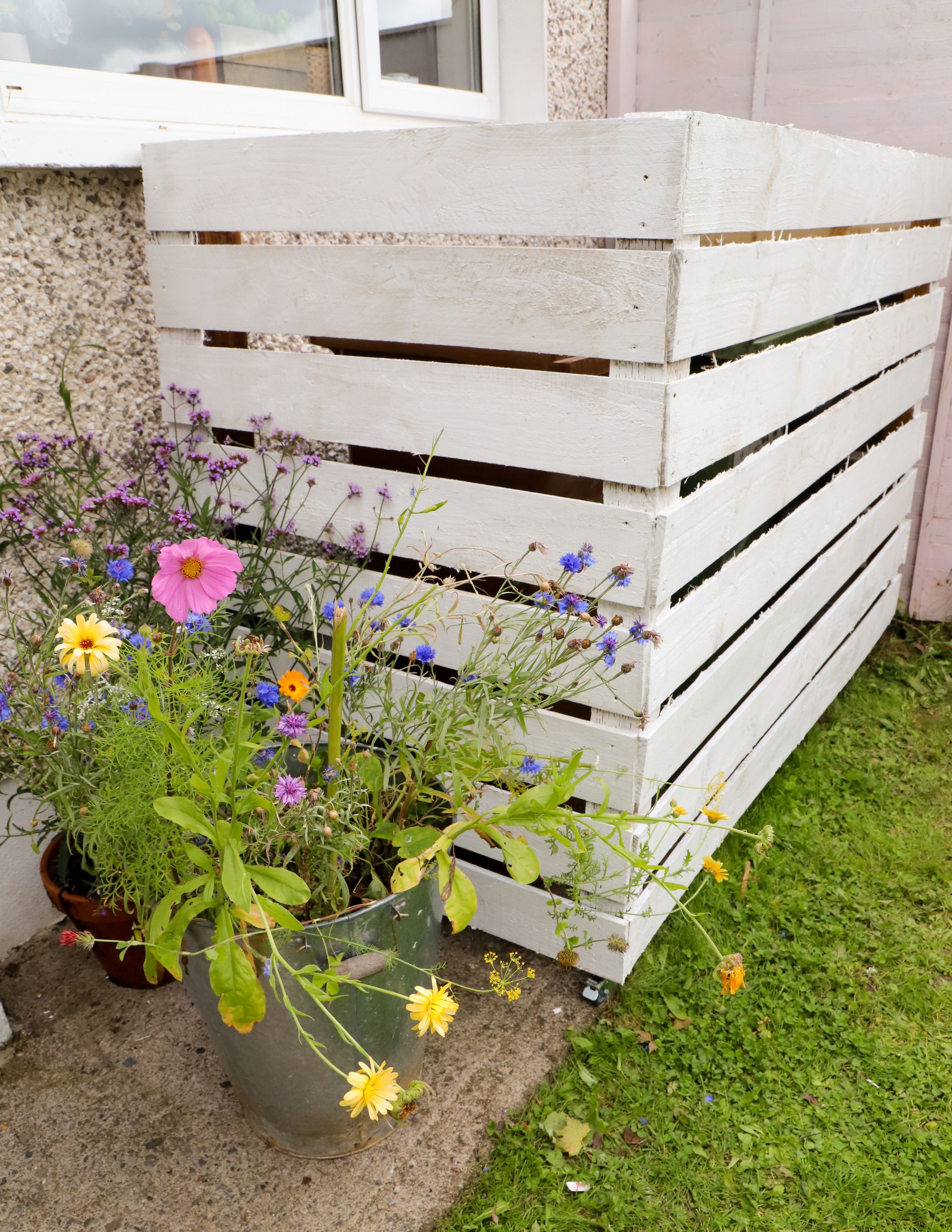 HOW TO BUILD A TRASH CAN SCREEN OUT OF FENCE BOARDS