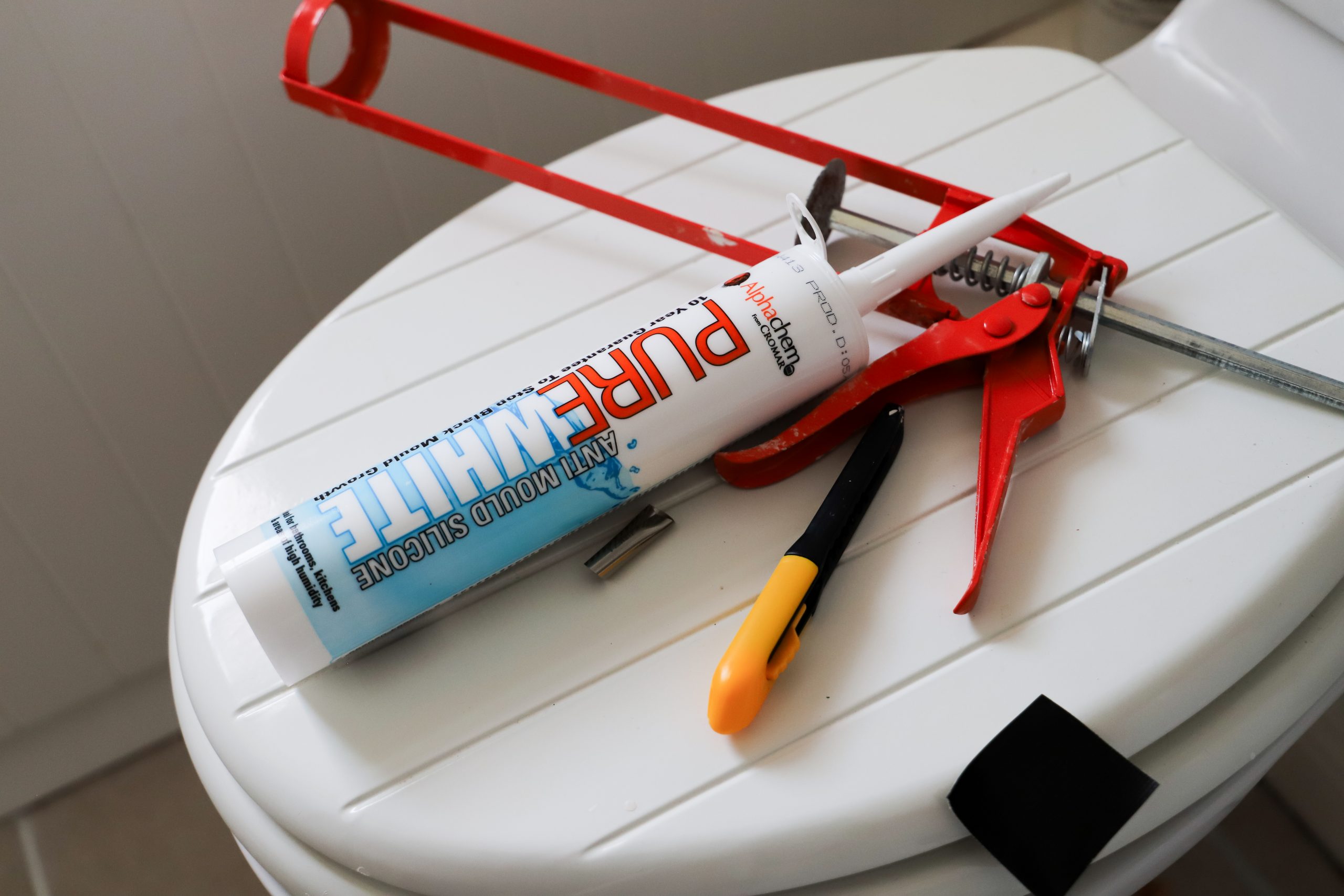 Bathroom tube sealant and gun