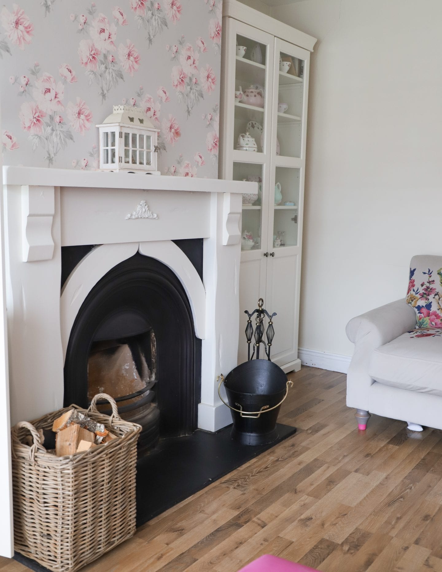 How to paint a wood fireplace surround Dainty Dress Diaries