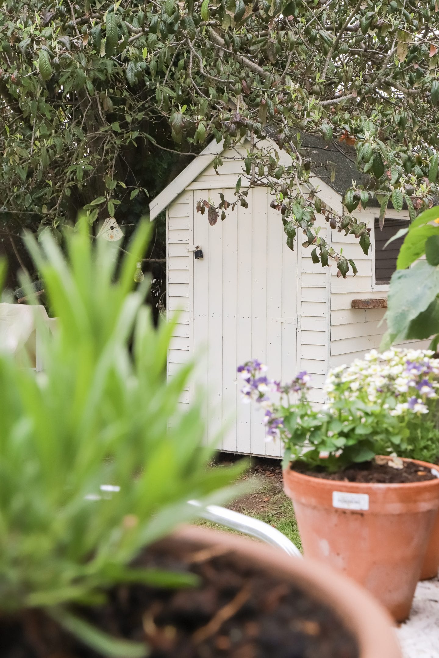 How to paint garden furniture