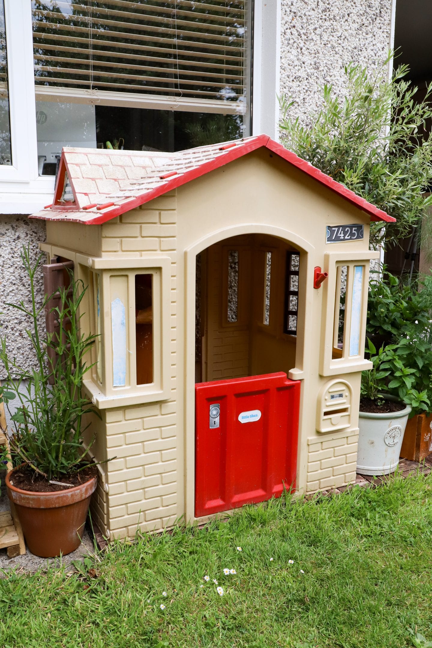 How to paint a little tikes plastic playhouse Dainty Dress Diaries