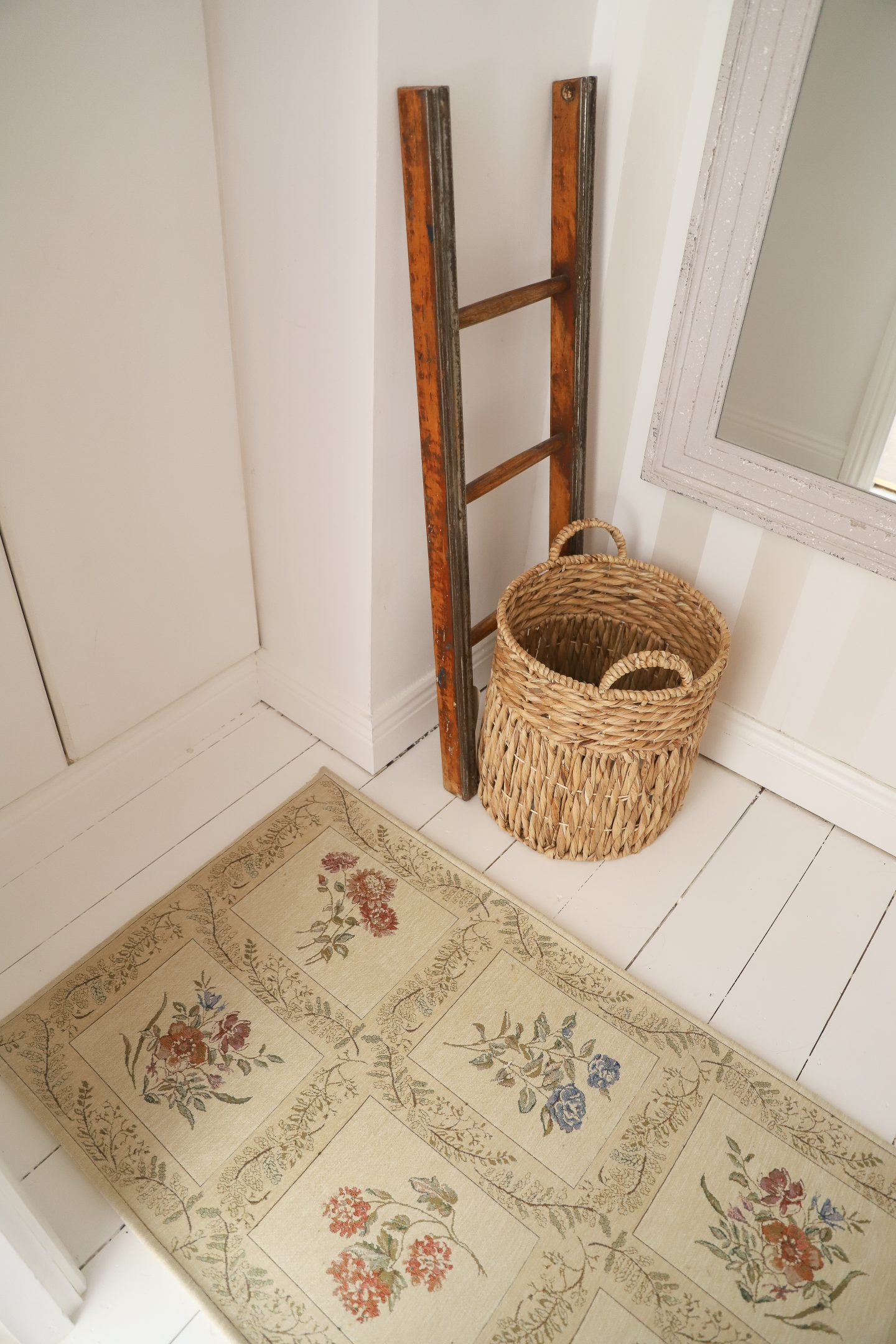 DIY stair makeover using Ikea SÖLLINGE rugs. 