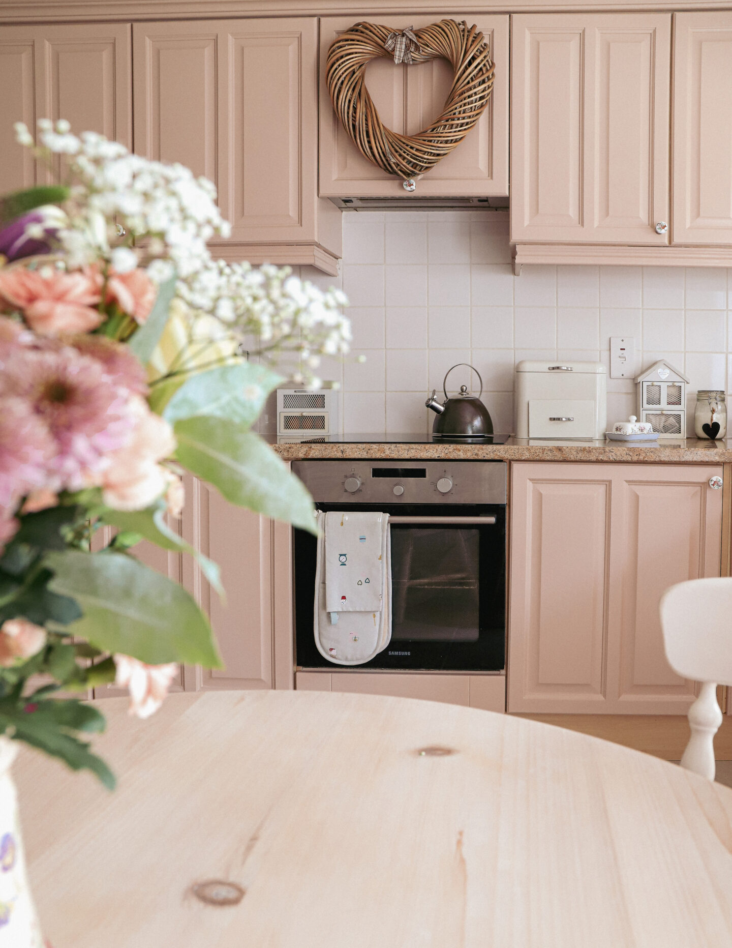 Pink kitchen. Diy oven cleaner.